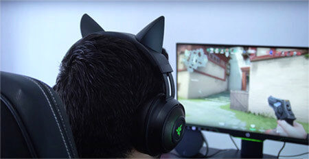 chaval jugando con unos cascos gaming de orejas de gato