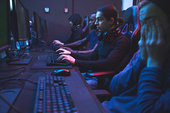 jugadores utilizando unos cascos gaming krom en una competición